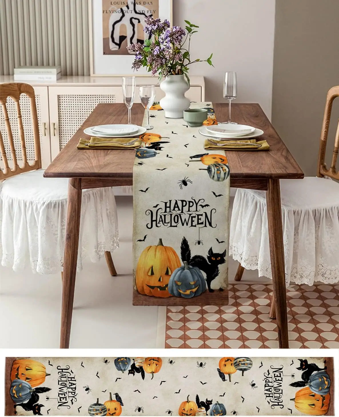 La table est joliment décorée pour l'Halloween, avec des citrouilles, des chauves-souris et un chemin de table "Happy Halloween" sur fond clair. Cette configuration festive crée une ambiance chaleureuse et conviviale.