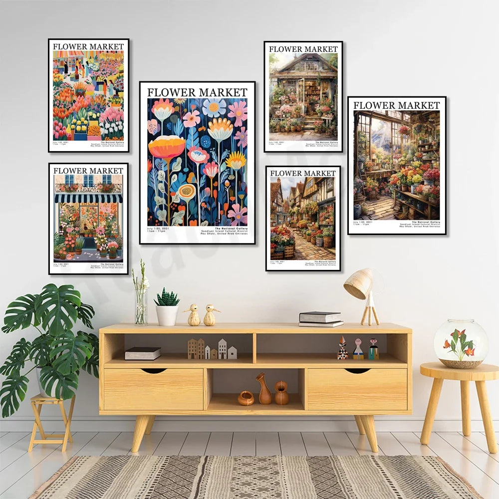 Une collection de superbes affiches de marché de fleurs ornent les murs, créant une ambiance chaleureuse et fleurie dans cette pièce aménagée avec goût, avec ses éléments de décoration et son meuble de rangement en bois clair.