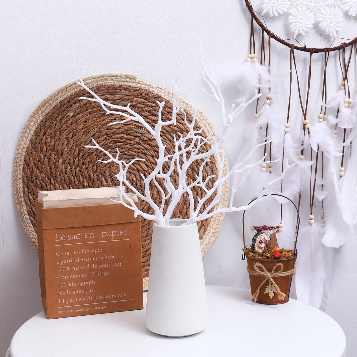 décoration intérieure branche artificielle vert foncé blanc vase boîte papier panier osier decoration plantes