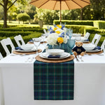 chemin table tartan blanc vert bleu decoration table champetre chic motifs ecossais assiettes blanches