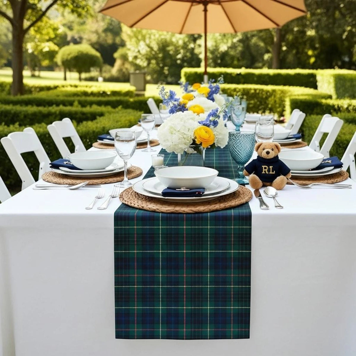 chemin table tartan blanc vert bleu decoration table champetre chic motifs ecossais assiettes blanches