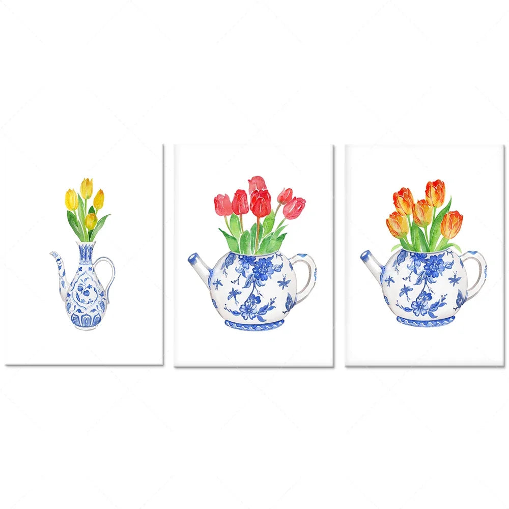 Des bouquets de tulipes multicolores dans des théières en porcelaine ornées de motifs floraux bleus.