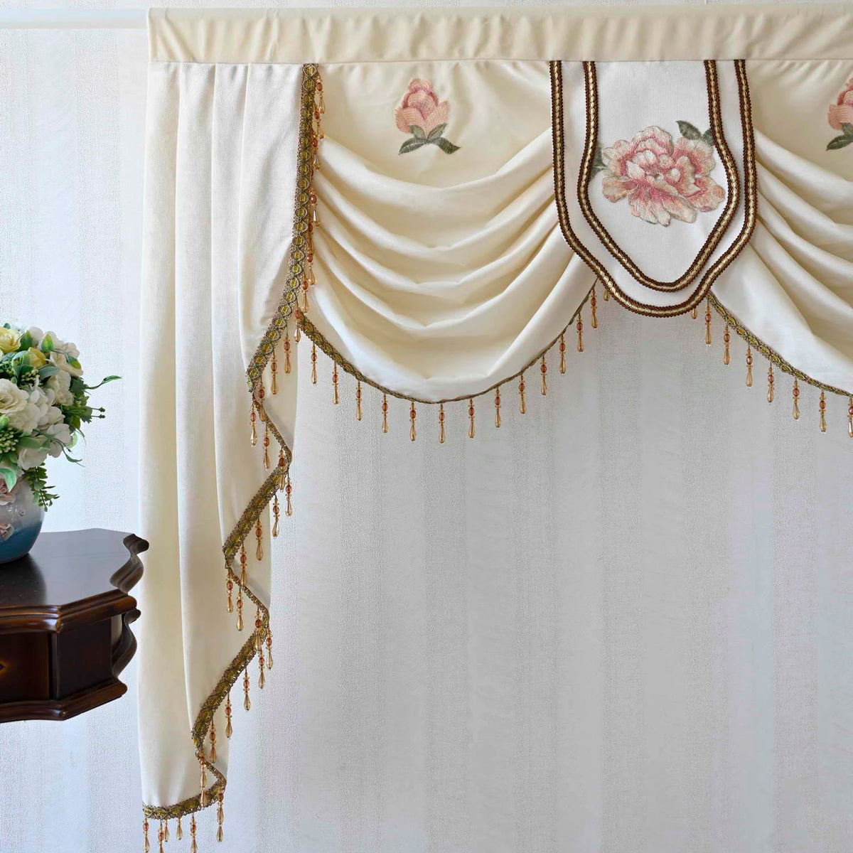 rideau velours fleurs roses beiges franges dorées salon classique européen