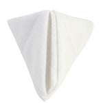 Cette image montre du papier blanc, plié en forme de triangle.