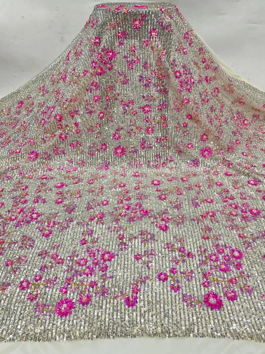 tissu dentelle paillettes mariage élégant argent rose doré vert fleurs
