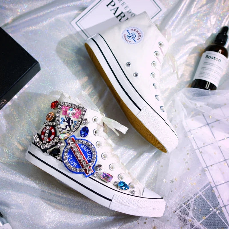 chaussures sport femme toile blanches broderies strass badges printemps automne décontractées lacets PVC