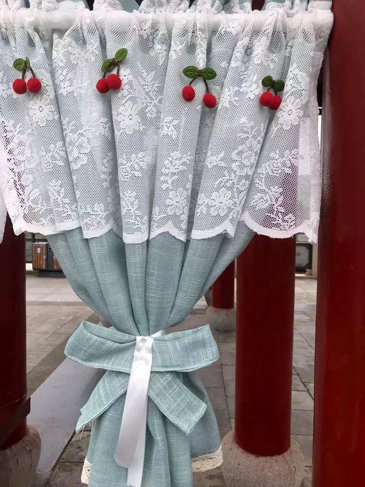 rideau bleu clair dentelle blanche motifs floraux translucide vintage romantique maison