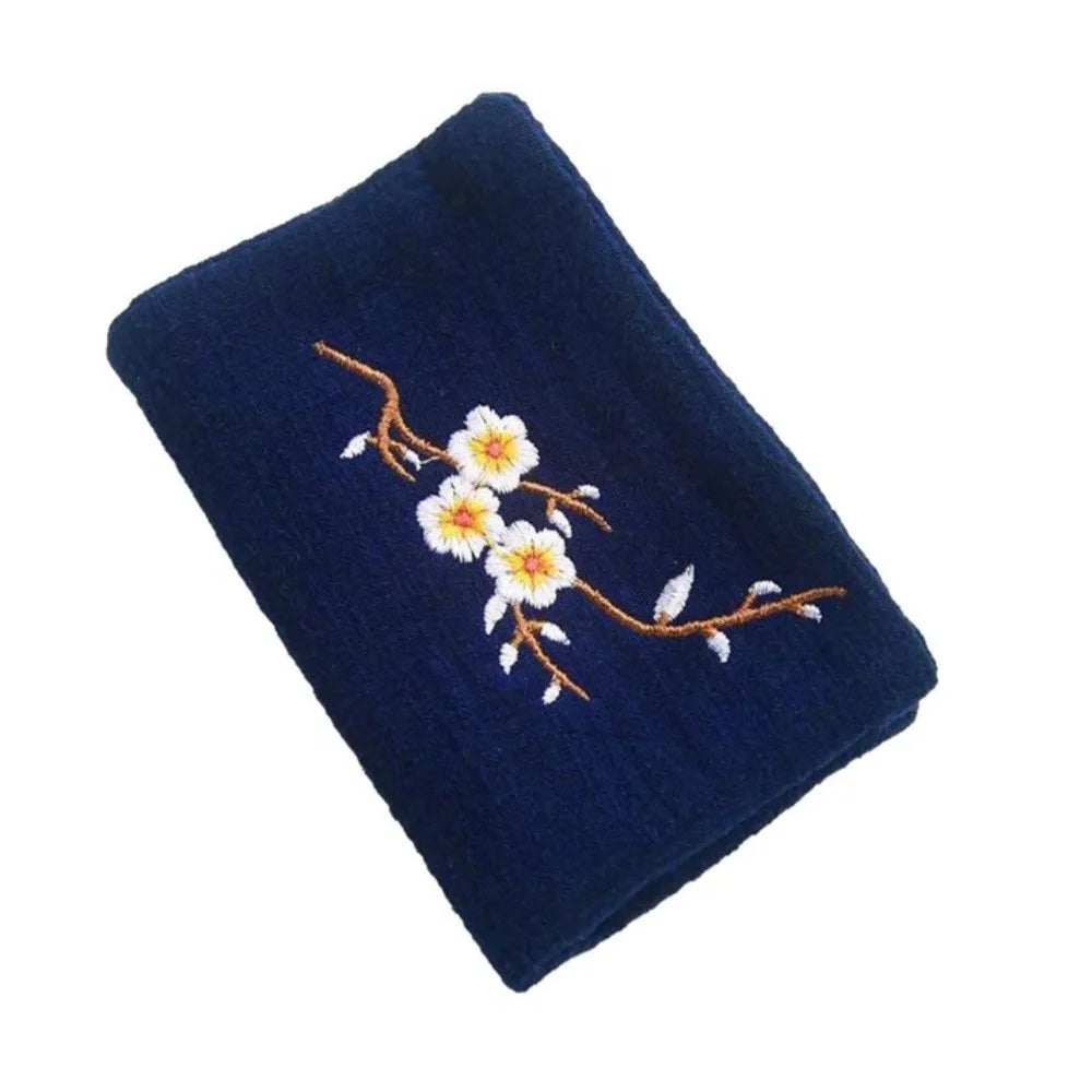 serviettes thé brodées fleurs blanches coton marron vert foncé bleu marine bordeaux traditionnel