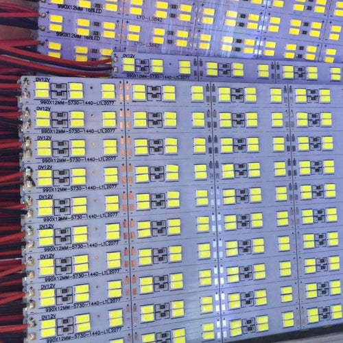 ruban led blanc mat éclairage intérieur moderne connecteurs électriques tension continue douze volts