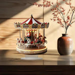 Carrousel de Noël blanc posé sur une cheminée
