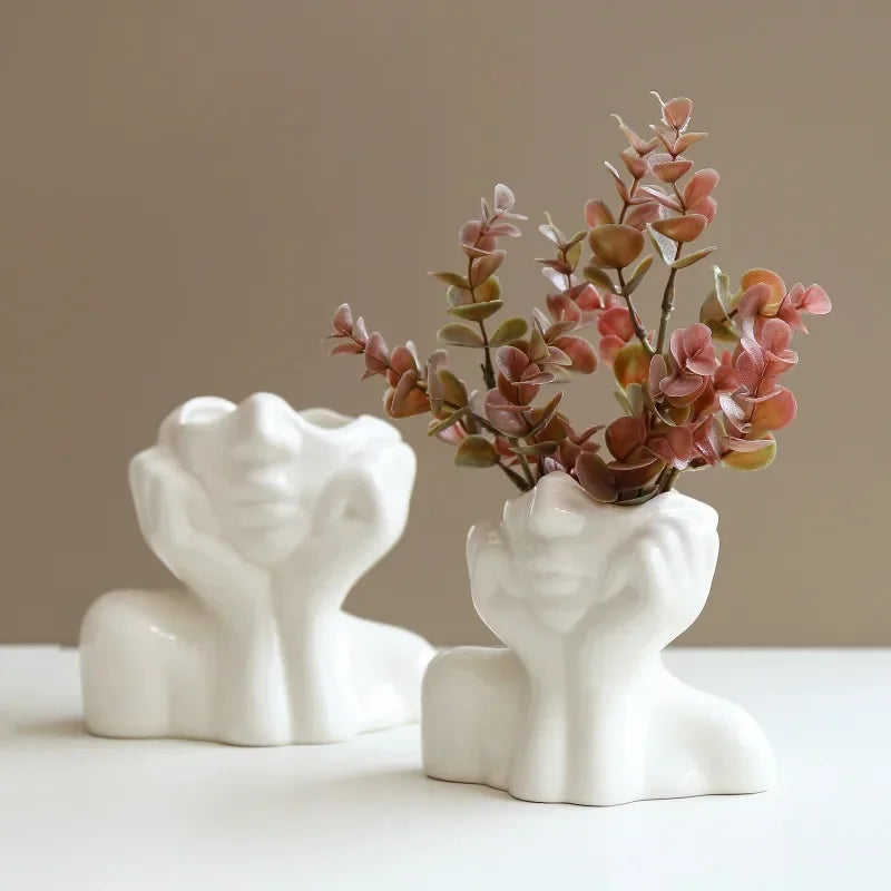 vase sculptural moderne or blanc noir mains humaines décoration intérieure luxe floral