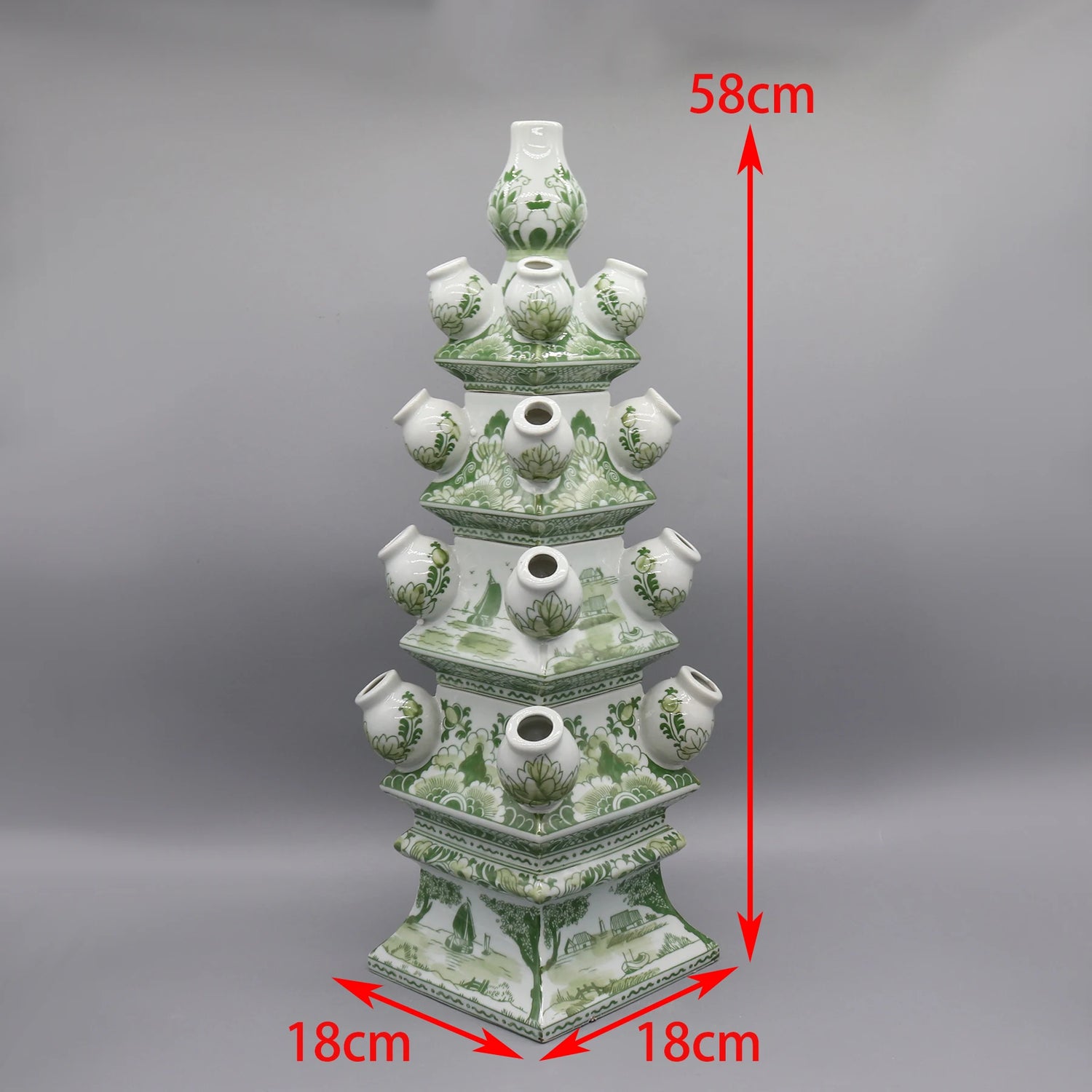 Statue décorative en céramique vintage de style traditionnel, avec des motifs floraux vert et blanc et des proportions symétriques impressionnantes.