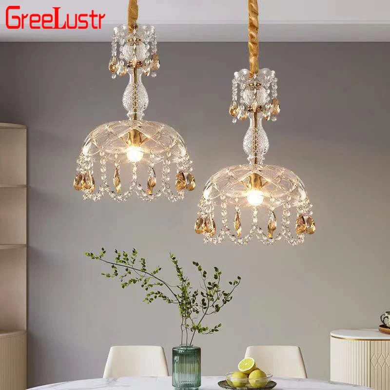 lampe suspendue dorée cristal transparent classique élégante chambre salle manger véranda