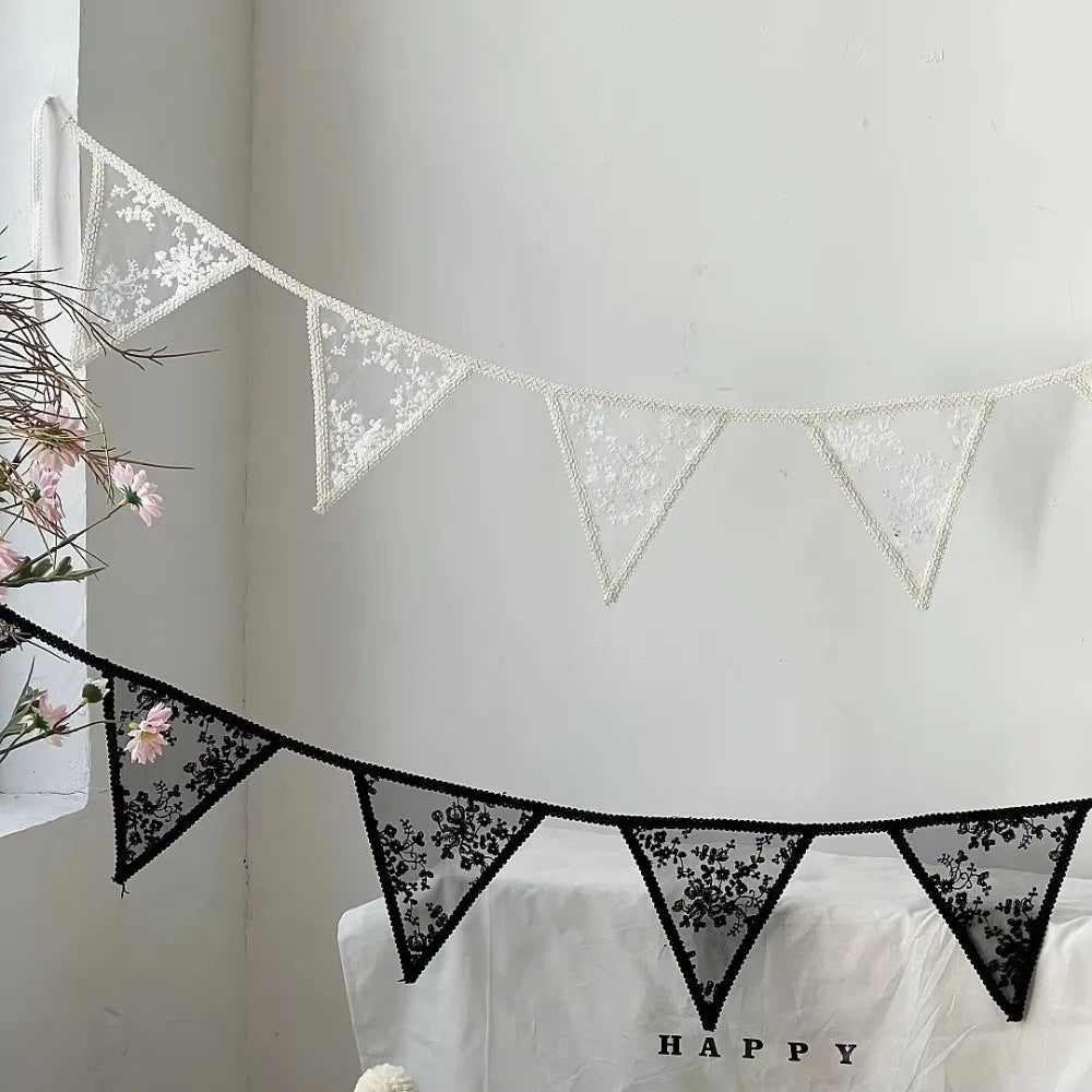guirlande décorative bohème triangles dentelle florale blanc cassé noir anniversaire suspension chambre festive
