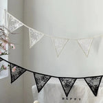 guirlande décorative bohème triangles dentelle florale blanc cassé noir anniversaire suspension chambre festive