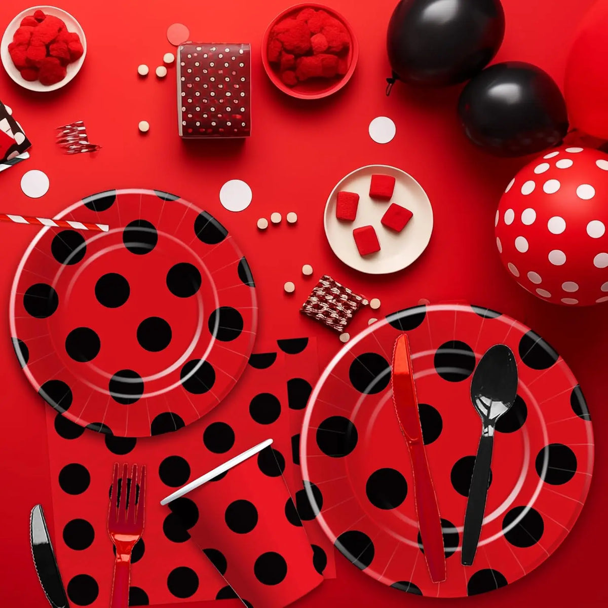 assiettes papier festives fourchettes couteaux serviettes nappe moderne points rouges noirs