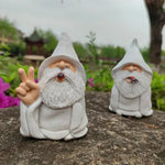 figurine jardin gnome blanc rouge barbe blanche chapeau pointu humoristique signe paix