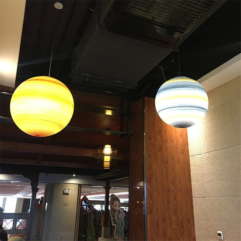boules décoratives planètes suspension fil blanc jaune orange bleu vert marron rose gris rayures