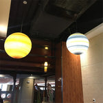 boules décoratives planètes suspension fil blanc jaune orange bleu vert marron rose gris rayures