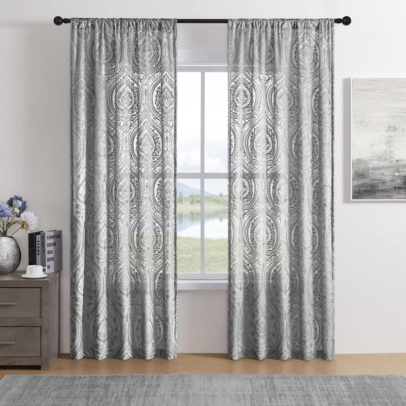 Paire de rideaux élégants avec motif argenté, idéale pour ajouter une touche sophistiquée à votre salon ou chambre. Design contemporain avec des détails artistiques, parfait pour moduler la lumière et enrichir la décoration intérieure. Convient à divers styles d'intérieurs.