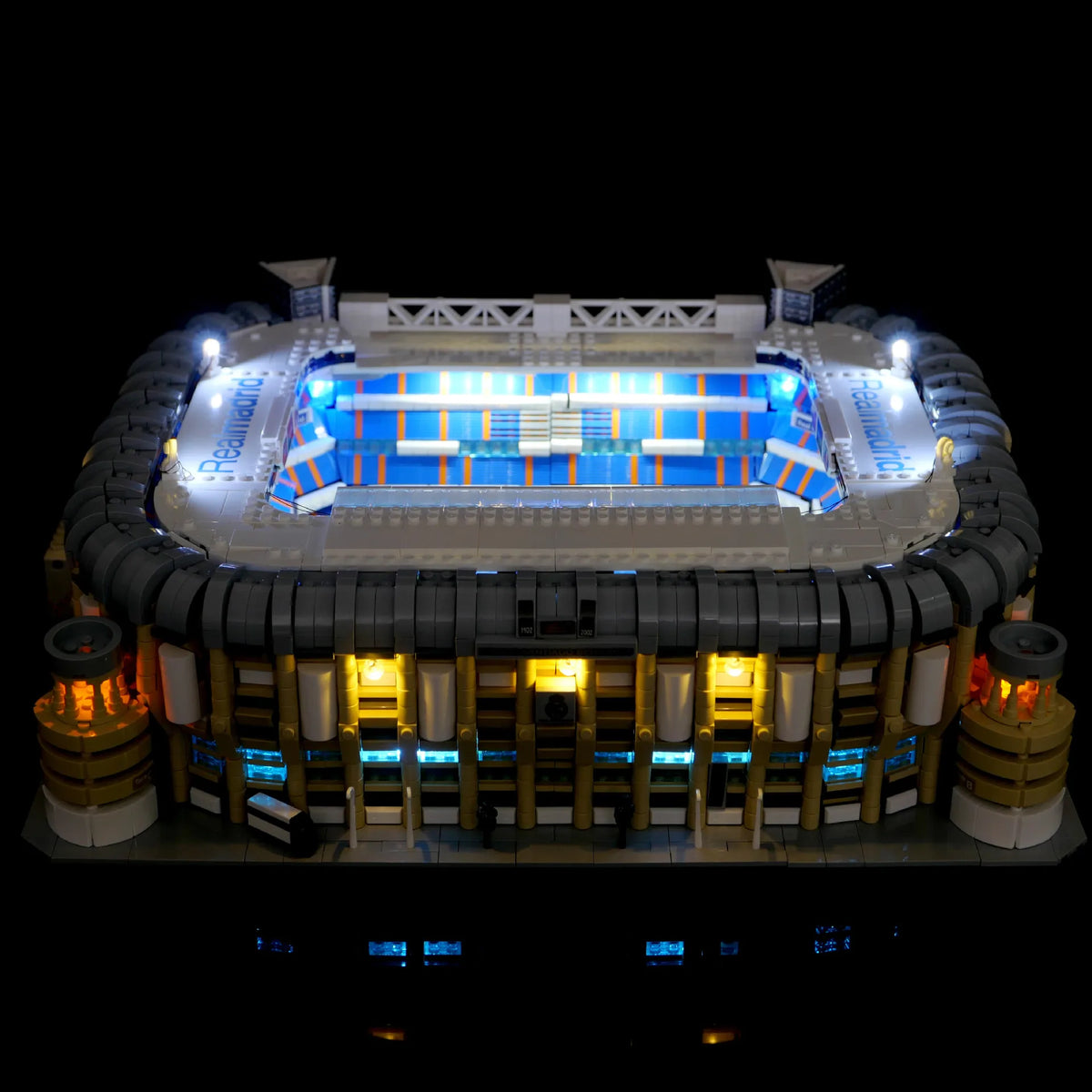 maquette stade real madrid led éclairage détaillée bleu blanc gradins públicoités logos
