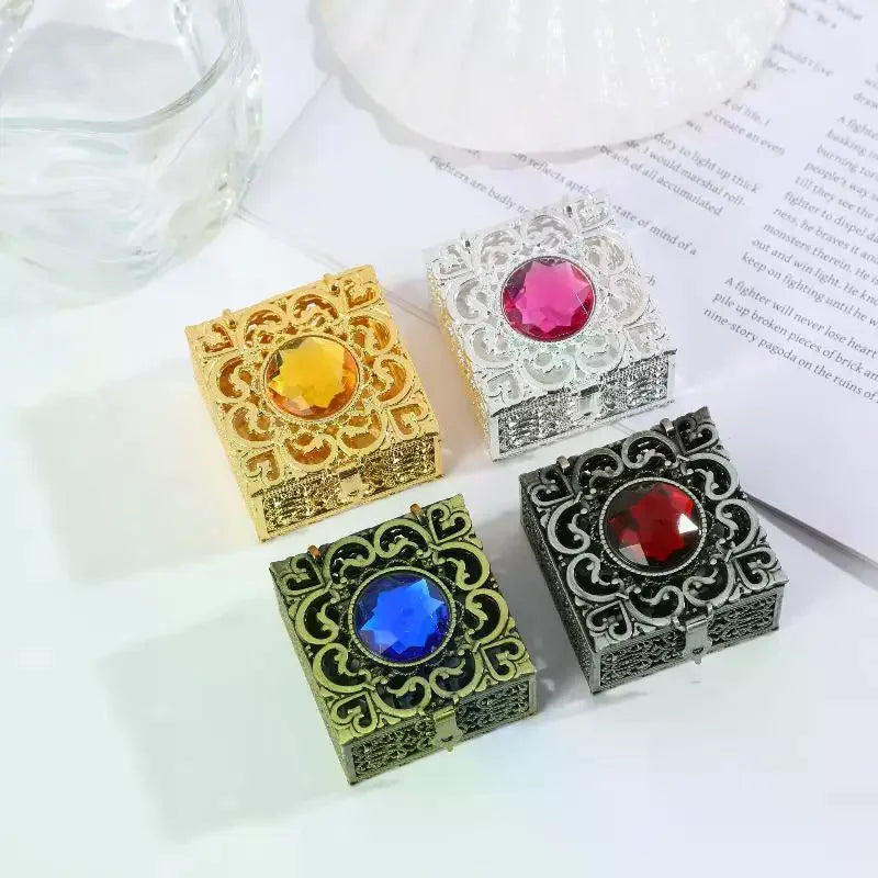 boîte bijoux or argent rouge élégante ajourée motifs floraux vintage cadenas raffiné