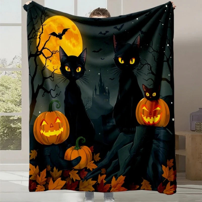 Des chats noirs maléfiques dans une scène d'Halloween avec une lune pleine, des citrouilles d'Halloween et des chauves-souris volantes dans un ciel sombre.