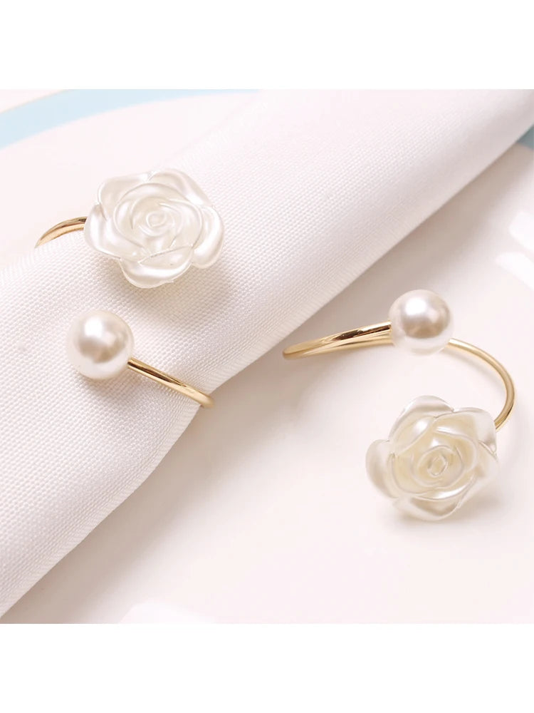 broches classiques dorées strass bracelet classique soie blanche anniversaire mariage décoration table
