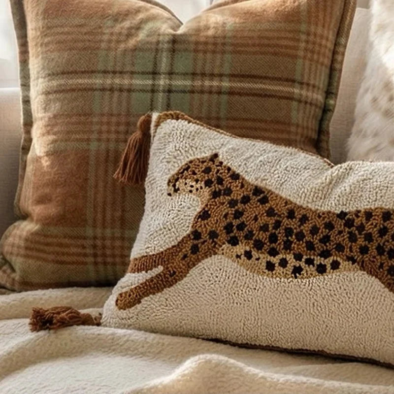 housse coussin lombaire léopard peluche pompons vintage décoration maison lit voiture