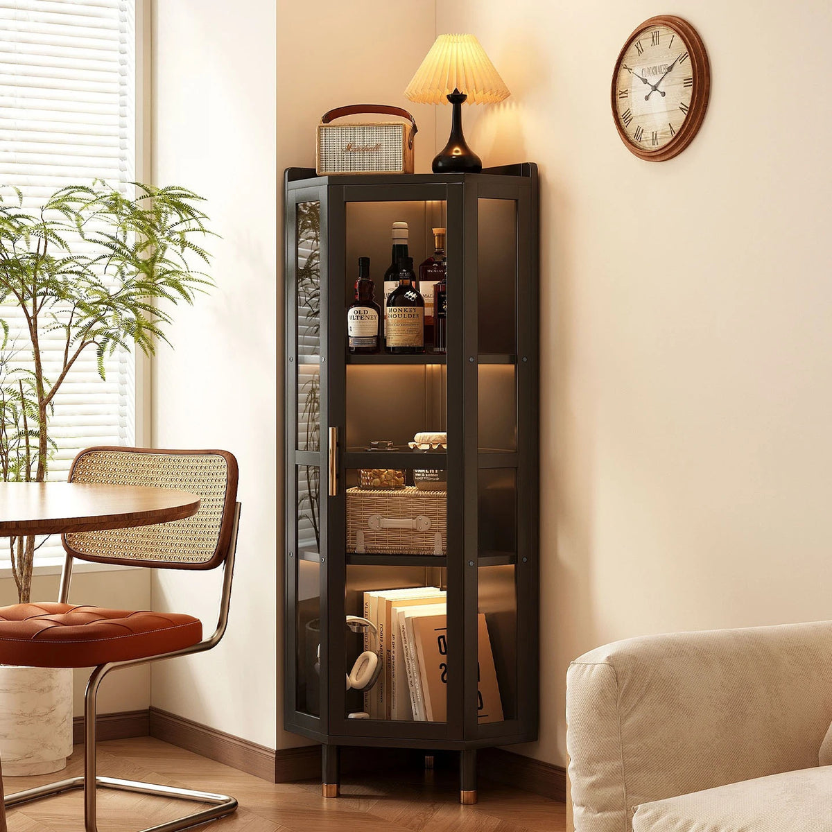 meuble d'angle noir étagères verre transparent moderne panneaux perforés objets décoratifs chambre salon