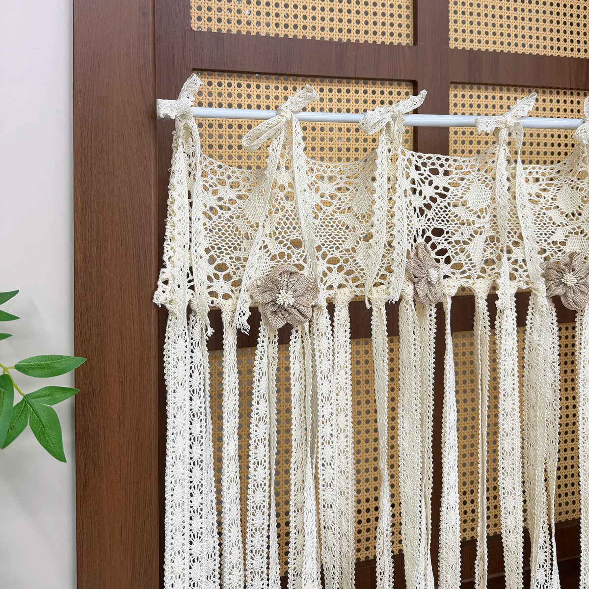 rideau crocheté boho chic beige floral franges opalescent main decoration chambrecoration farmhouse decoration