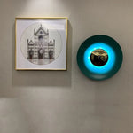 Applique murale LED ronde noire dans un intérieur de style loft moderne