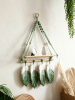 étagère murale bois macramé feuilles vertes claires décoration bohème artisanale cadre photo oiseau