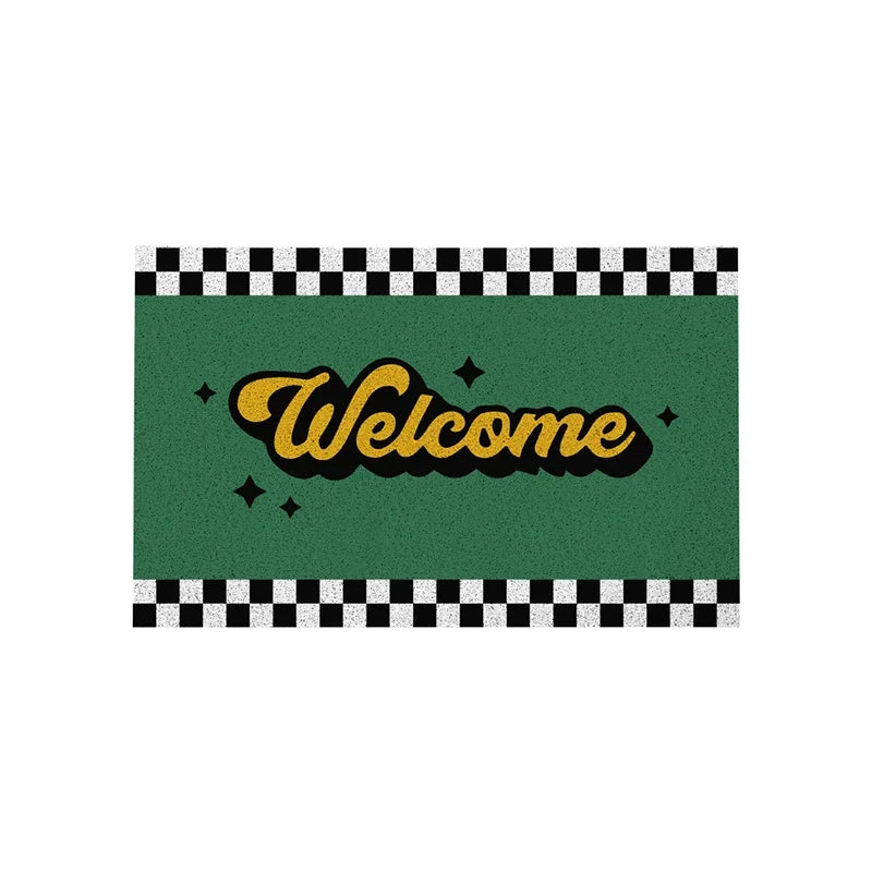 Tapis d'entrée vert avec lettrage doré et bordure à damier noir et blanc pour accueillir les visiteurs.