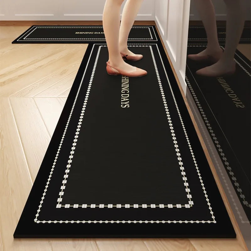 Tapis de fitness noir avec motifs géométriques blancs et inscriptions.