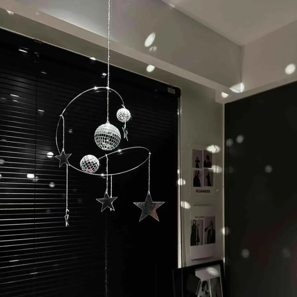 mobile décoratif moderne étoiles boules disco papillons iridescent argent bleu rose noir blanc festive