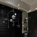 mobile décoratif moderne étoiles boules disco papillons iridescent argent bleu rose noir blanc festive