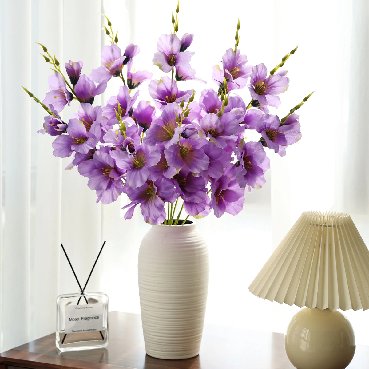 décoration intérieure moderne bouquet artificielle violet blanc orange jaune bleuclair minimaliste vase lampe diffuseur