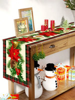 Un décor de Noël magnifique avec des décorations florales, des bougies rouges, des figurines de bonhomme de neige et des cadeaux, sur une étagère en bois, créant une ambiance festive et chaleureuse.