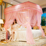 Une femme élégante posant sur un lit à baldaquin rose dans une chambre luxueuse.