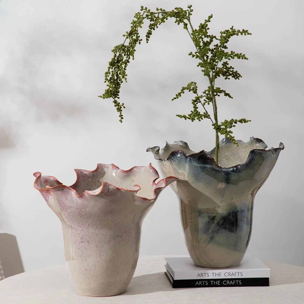 vase moderne artisanal céramique couleur beige rose gris noir texture ondulée ruchéeOpaque