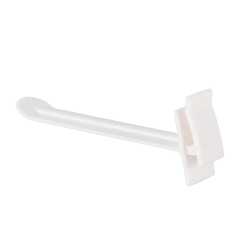 supports étiquettes prix blancs lisses fonctionnels crochets panneau mural affichage produits minimaliste garage magasin