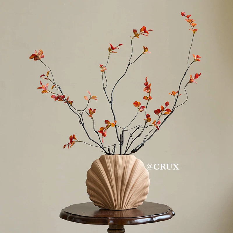 vase céramique blanc coquillage moderne rayures horizontales plante artificielle feuilles vertes fleurs roses minimaliste
