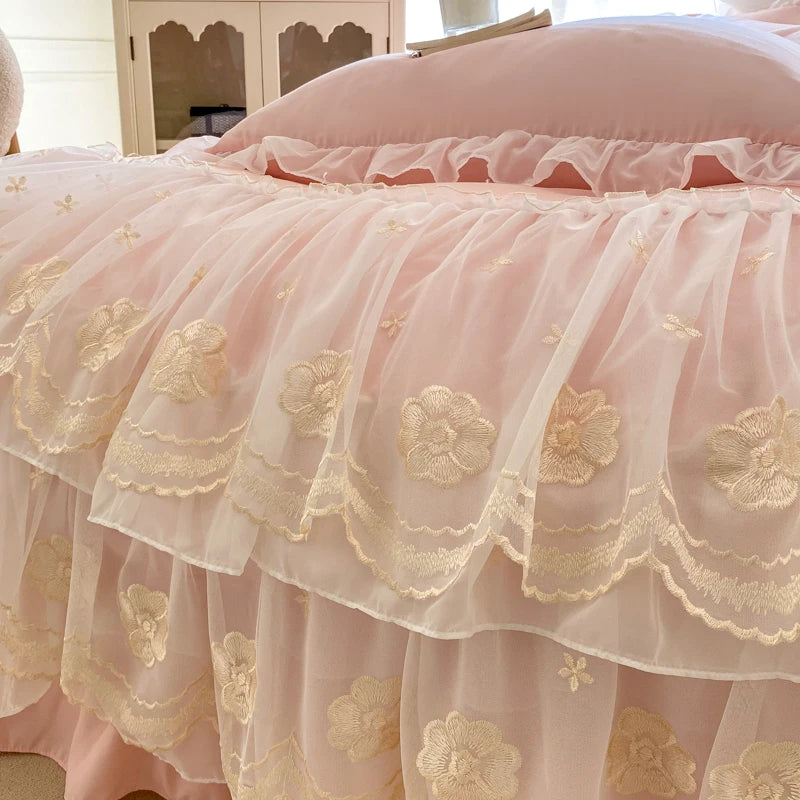 ensemble literie rose clair broderies fleurs dorées fronces blanches romantique doux pièces housse couette