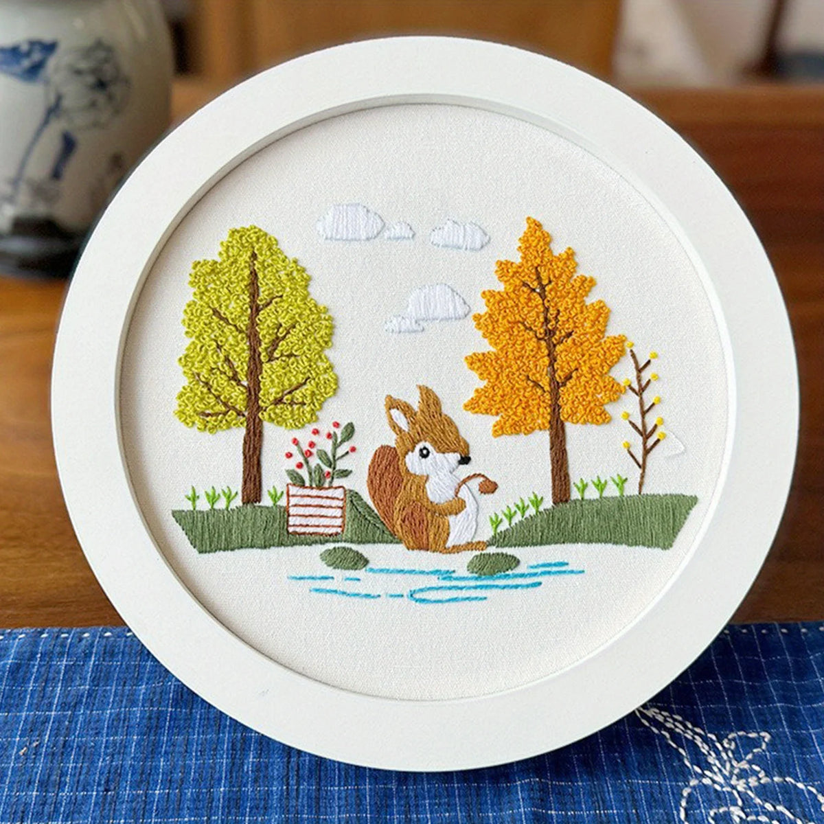 cadre photo rond bois blanc marron verre transparent broderie forêt écureuil fleurs papillons champêtre
