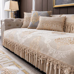 Une parure de lit ornée de motifs élégants et de franges raffinées, offrant un style sophistiqué à la chambre.