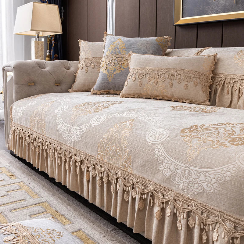 Une parure de lit ornée de motifs élégants et de franges raffinées, offrant un style sophistiqué à la chambre.