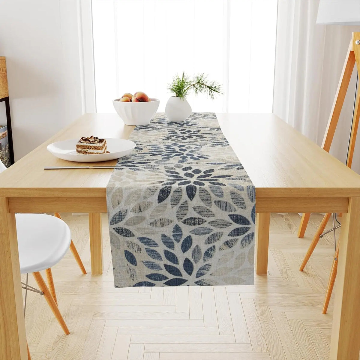 chaise table moderne chemin table lin bleu marine motif floral décoration intérieur