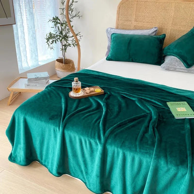 Couverture polaire vert foncé 200x230cm pliée sur canapé