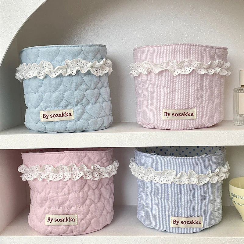 bacs rangement bleu clair rose pâle rayures pointillés matelassé décoratif doux étiquette bordure dentelée